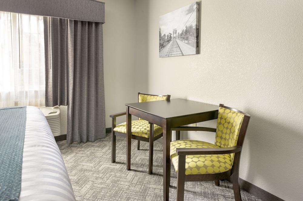 Comfort Inn & Suites Tualatin - Lake Oswego South Εξωτερικό φωτογραφία