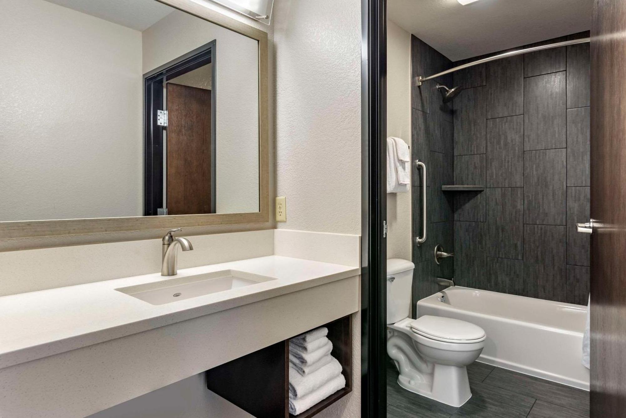 Comfort Inn & Suites Tualatin - Lake Oswego South Εξωτερικό φωτογραφία