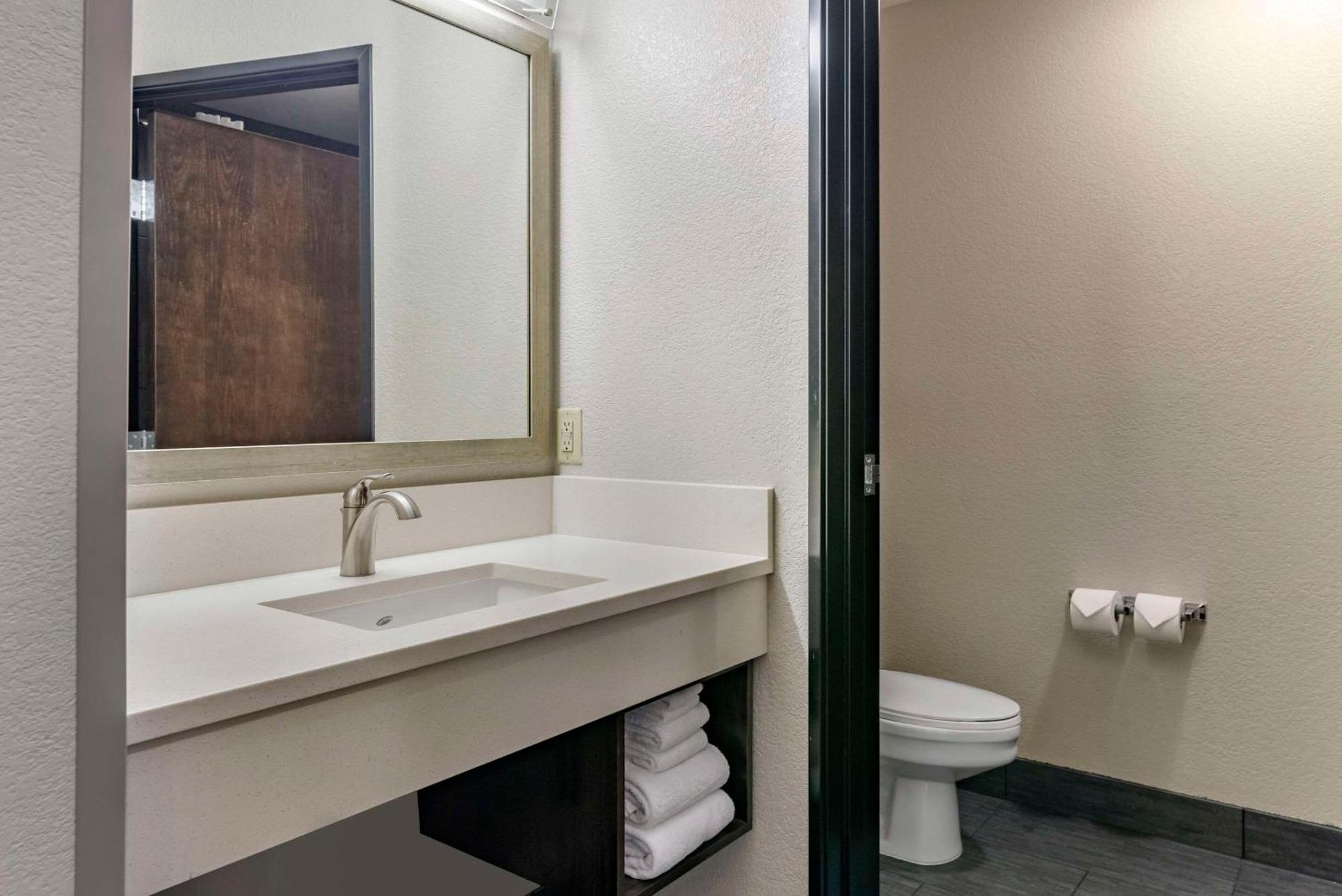 Comfort Inn & Suites Tualatin - Lake Oswego South Εξωτερικό φωτογραφία