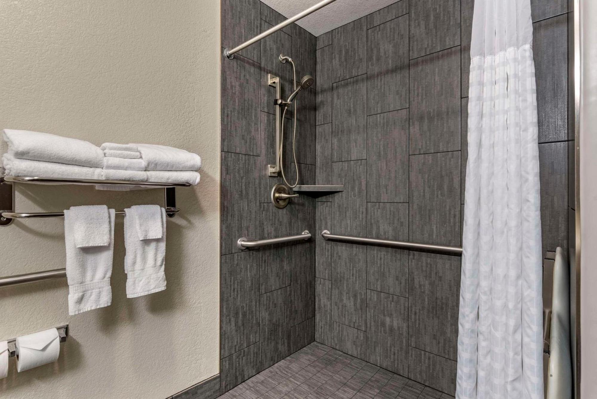 Comfort Inn & Suites Tualatin - Lake Oswego South Εξωτερικό φωτογραφία
