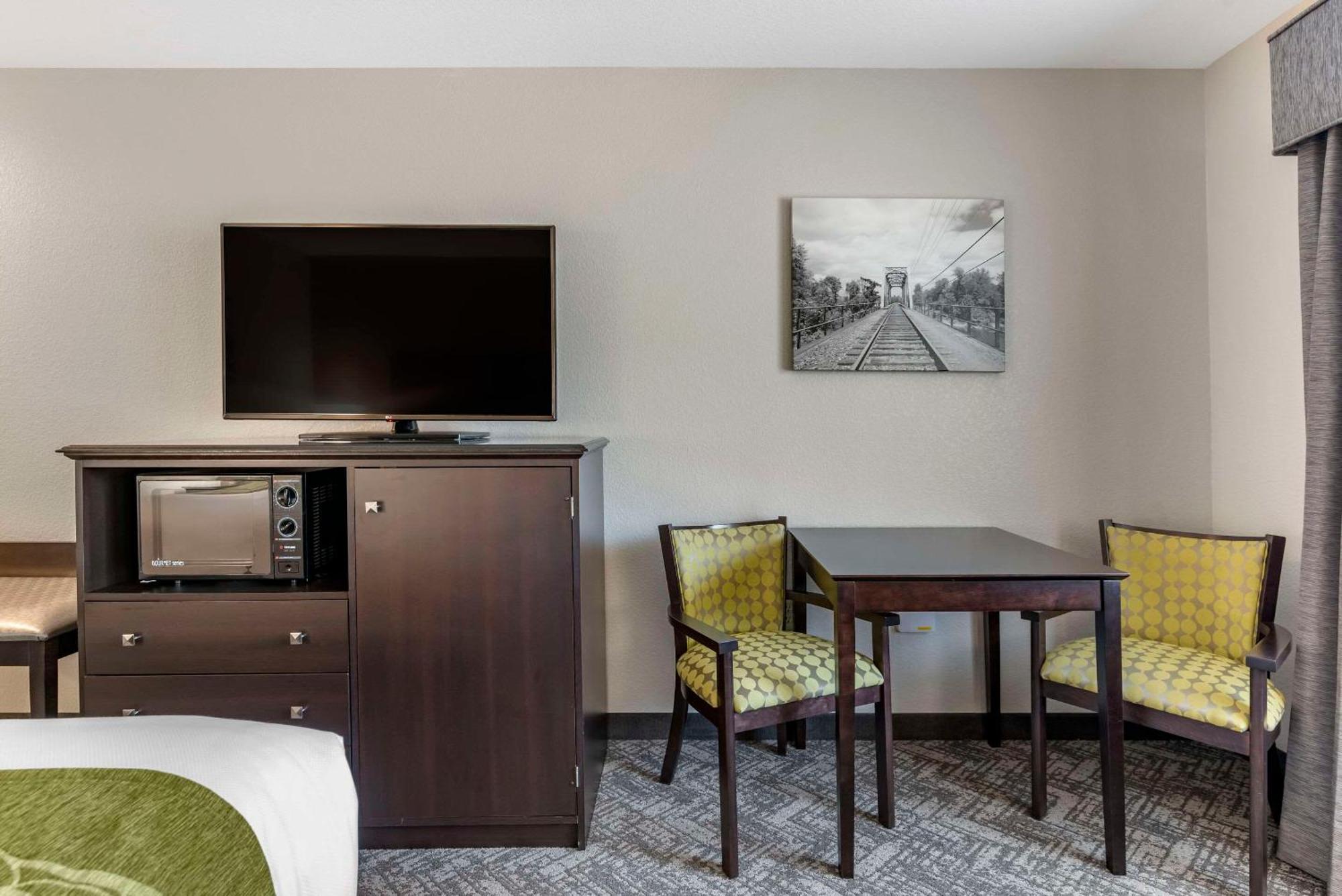 Comfort Inn & Suites Tualatin - Lake Oswego South Εξωτερικό φωτογραφία